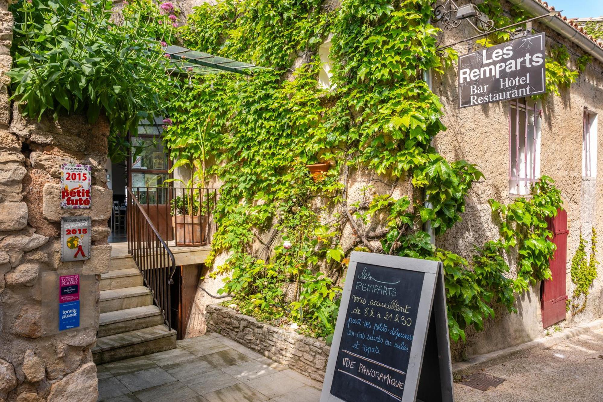 Hotel Restaurant Les Remparts Venasque Exterior foto
